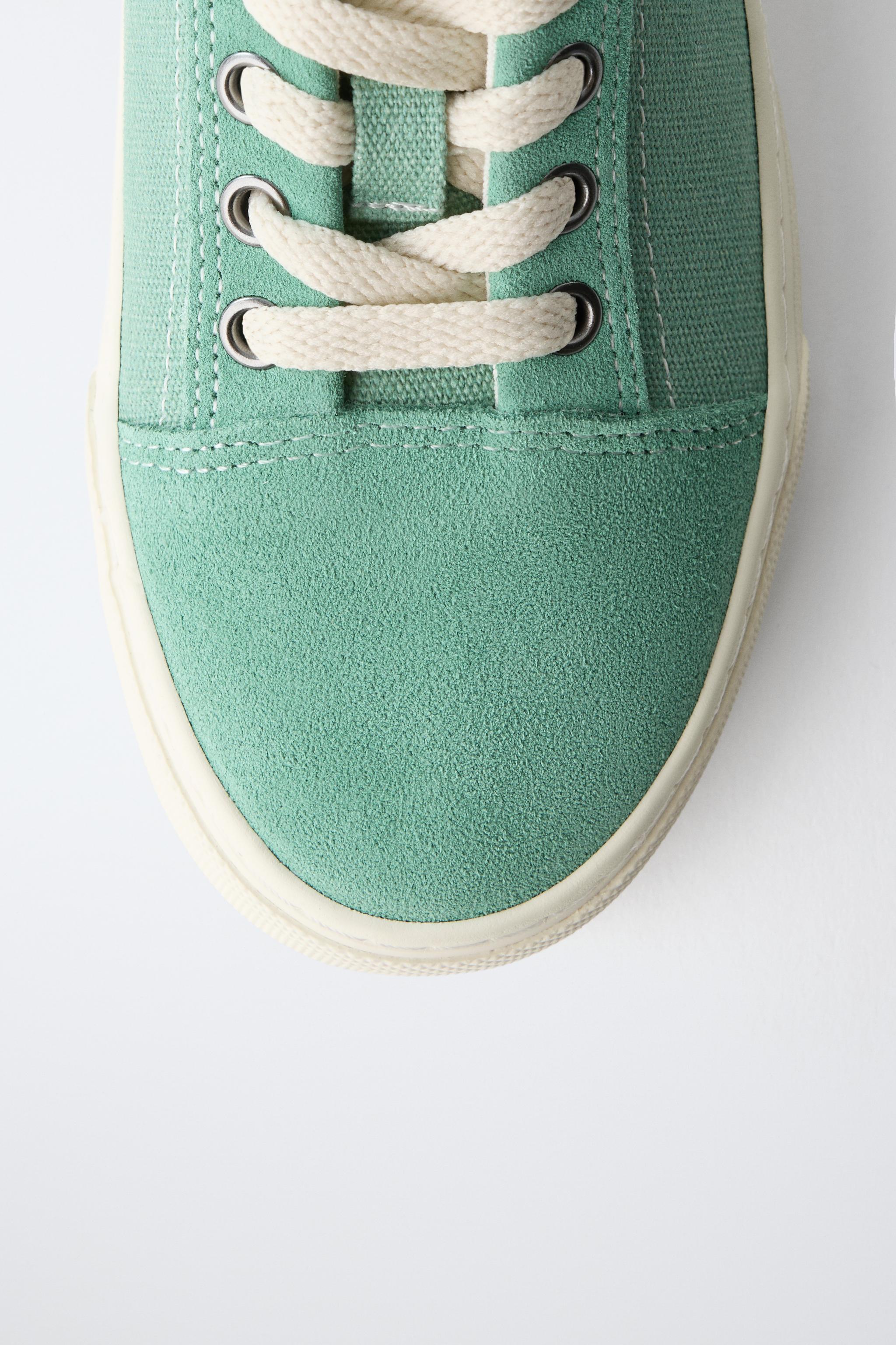 LACE-UP SNEAKERS